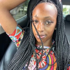 Meet your Posher, Johnai